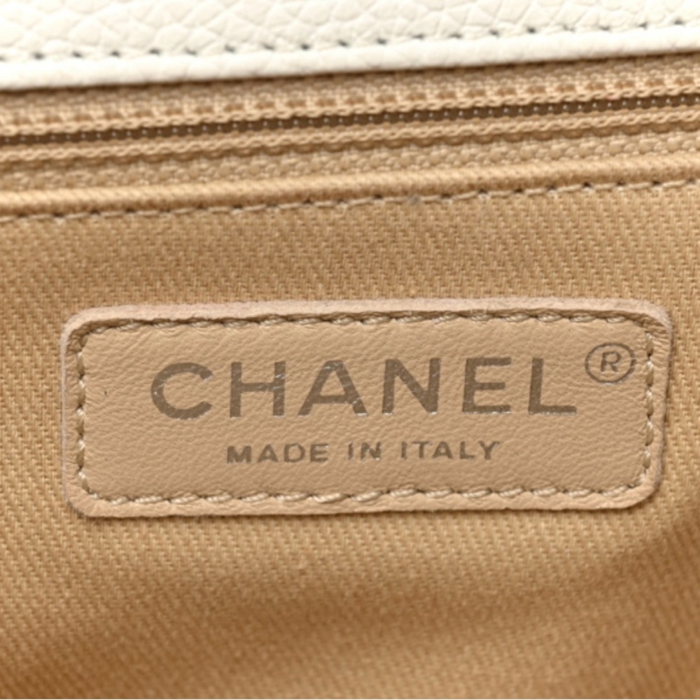 Beautiful White Chanel Crossbody In very good condition! Authentic! - Picture 5 of 7